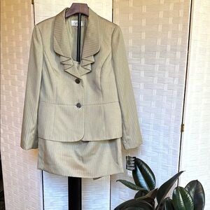 Le Suit Cream Blazer Structured Notched Lapel